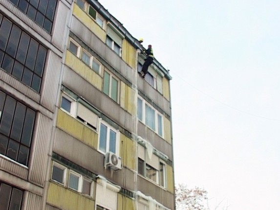 Skidanje ledenica sa zgrada