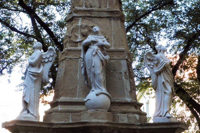 Zašto kasni vraćanje spomenika Sveto Trojstvo na staro mesto