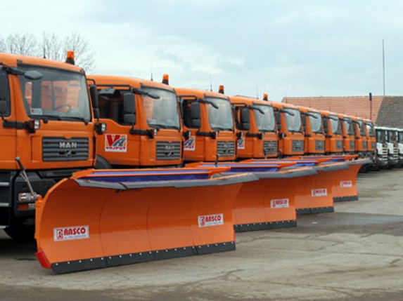 Sneg pao - putevi čisti