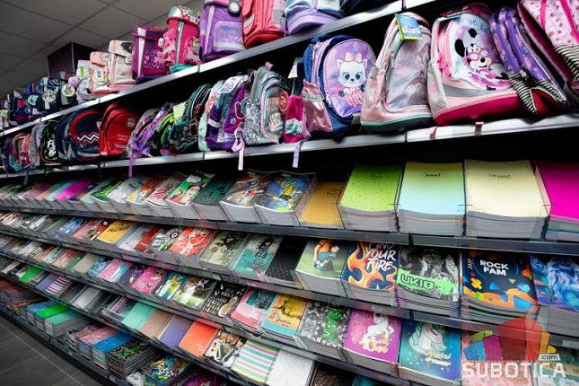 Skuplji početak školske godine -  roditelji ovih dana pazare sveske, olovke i torbe