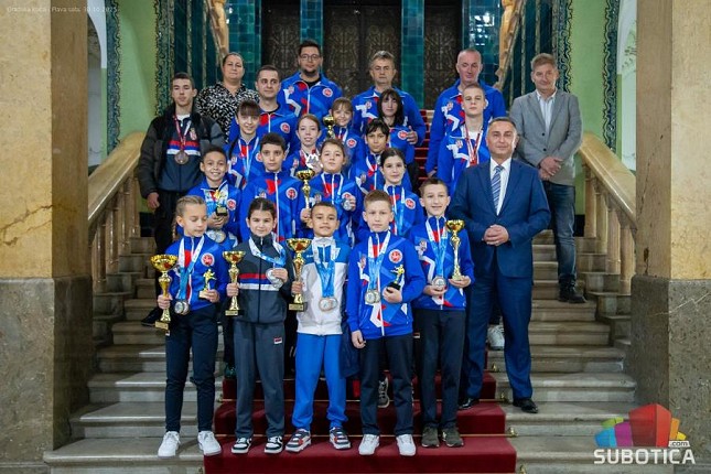 Prijem u Gradskoj kući za karatiste Spartak Enpija nakon izuzetnog rezultata na Svetskom prvenstvu