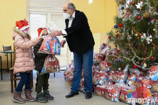 MZ "Makova sedmica" novogodišnjim paketićima obradovala preko 250 mališana