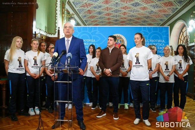 Fudbalerke "Spartaka" na prijemu kod gradonačelnika povodom osvajanja 14. titule šampiona Srbije