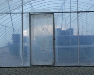 Oštećena folija koja štiti fontanu