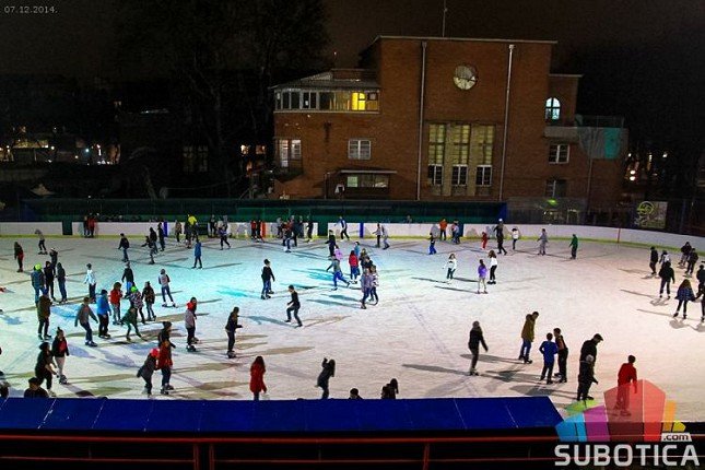 Otvorena klizališna sezona, sa maskom i na led