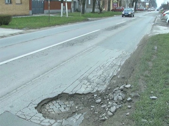 Veliki broj udarnih rupa na saobraćajnicama
