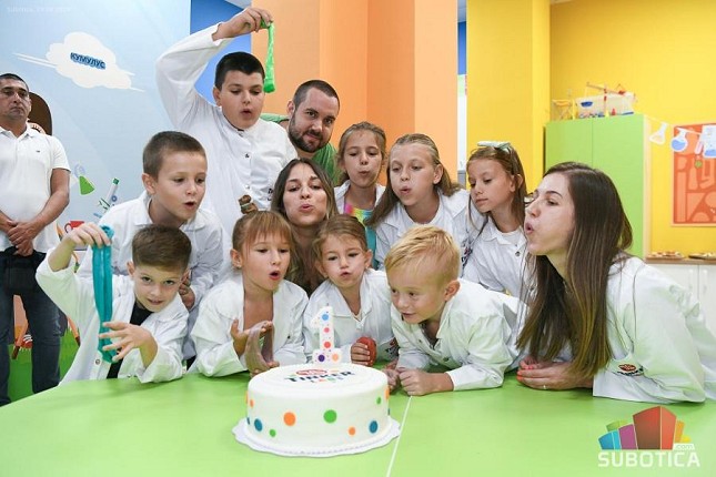 U toku upis u jedinstvenu školicu "Tinker Labs", od septembra nastava i na mađarskom jeziku