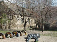 Stara kuća u dvorištu vrtića ugrožava decu