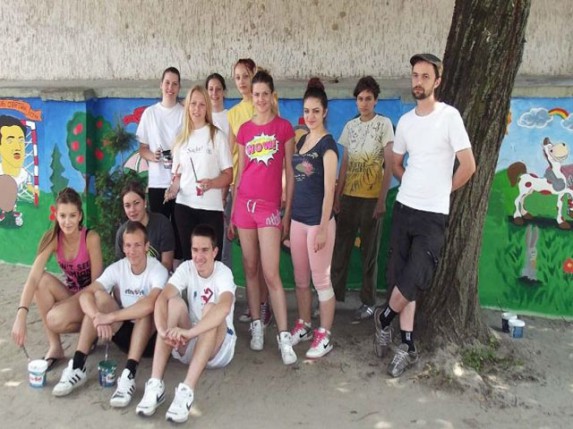 Učenici uredili dvorište vrtića “Lastavica”