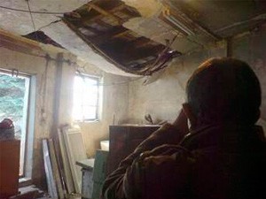 Glumci se uselili u napuštenu fabriku