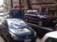 Foto Vest: 2 Pauka odnose parkirana vozila