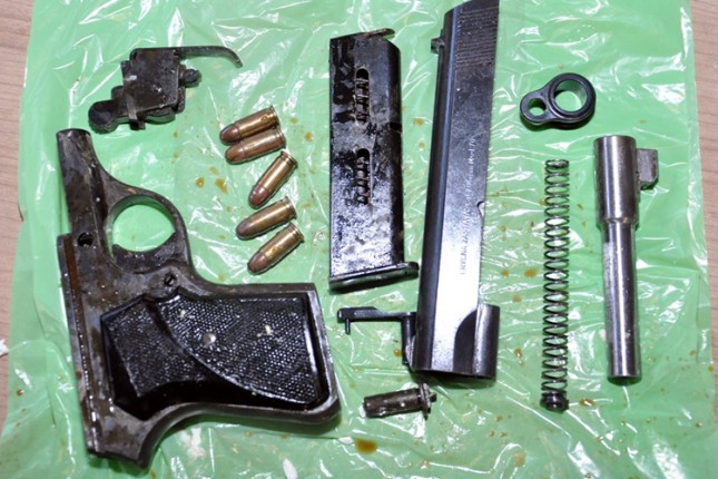 Pištolj sakriven u pečenom piletu, kajmaku i paprikama