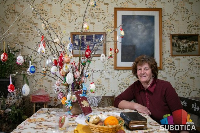 Uskrs po gregorijanskom kalendaru - familija se okuplja oko svečane trpeze, najmlađi čekaju zeca