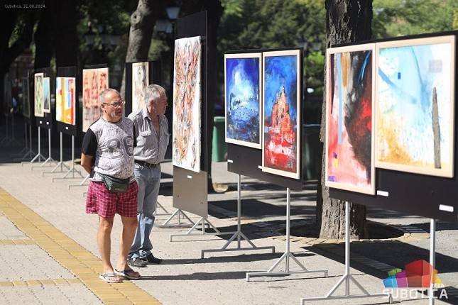 Izložba radova sa Likovne kolonije „Vidovdan 2024“ ispred Gradske kuće
