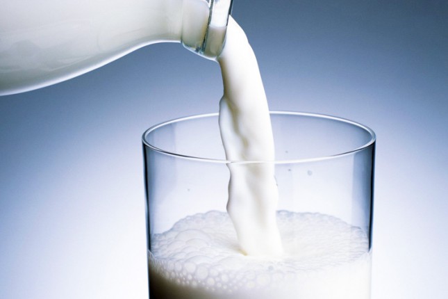 U znak protesta dele mleko