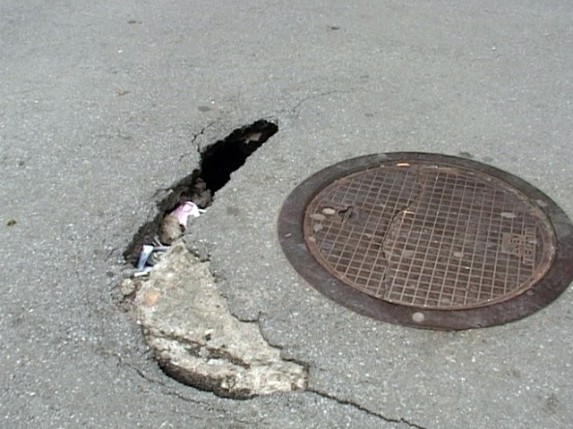 Rupa na trotoaru preti da ugrozi bezbednost prolaznika