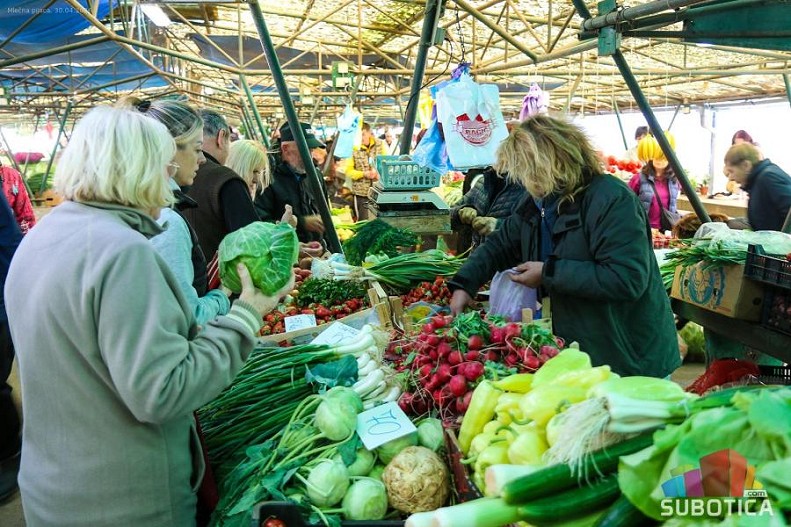 Pretpraznična gužva na Mlečnoj pijaci - tezge pune sezonskog povrća i  jagoda