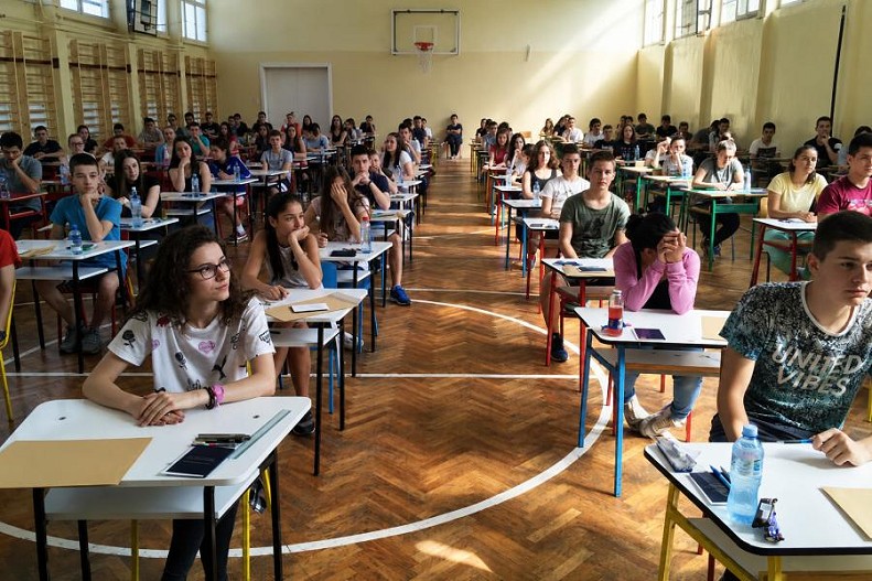 Osmaci polažu malu maturu, danas rešavali test iz maternjeg jezika