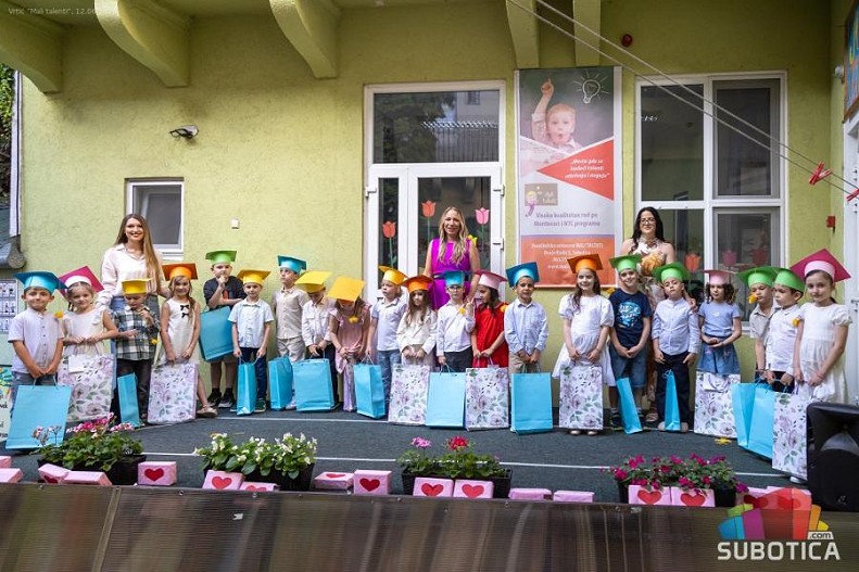 Predstavom i emocijama ispratili još jednu generaciju predškolaca u PU „Mali talenti“