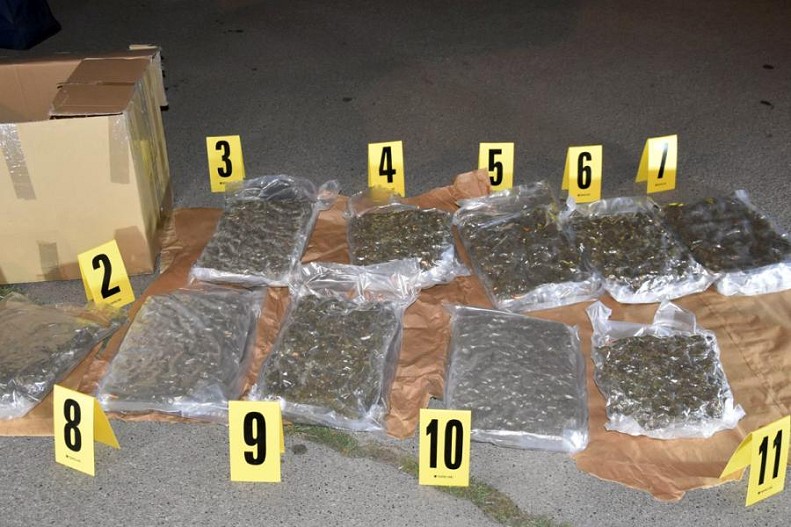 U dve odvojene policijske akcije uhapšene dve osobe, pronađena droga i oprema za uzgoj