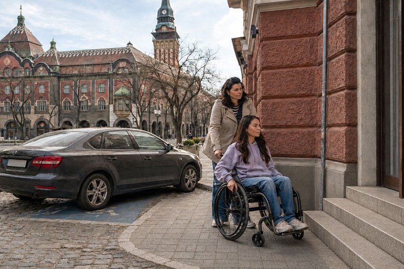 „Neprilagođeni“: Život osoba sa invaliditetom iza prepreka koje društvo i dalje ne vidi