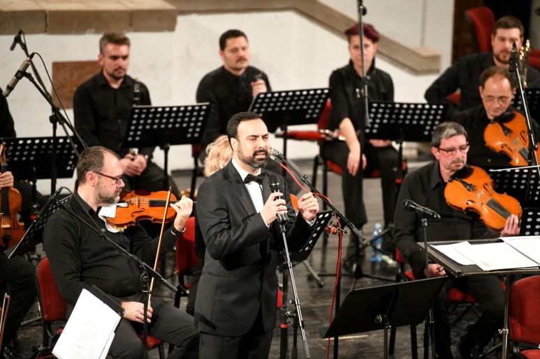 Koncert za zaljubljene - nastupiće violinistkinjaNina Birač, pijaniskitnja Milena Milovanović i vokal Dušan Birač