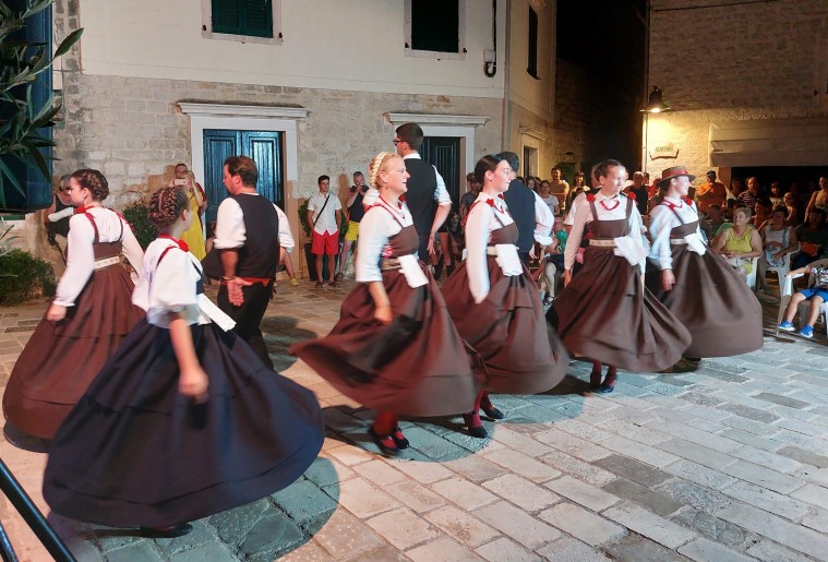 Zajednički koncert KUD "Jelsa" s Hvara, Ženska klapa "Čuvite" s Šolte i HKC "Bunjevačko kolo"