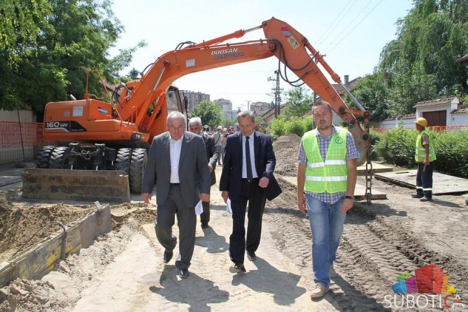 Radovi na izgradnji vodovodne mreže teku po planu