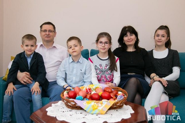 Porodica Gadžić Vaskrs proslavlja negujući tradiciju i duhovne vrednosti