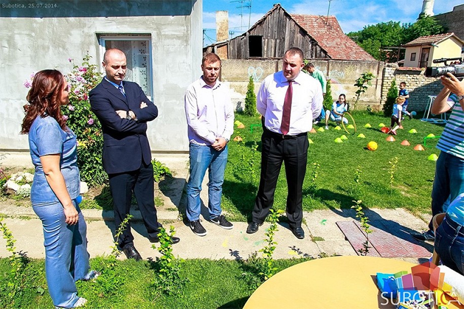Ivanišević i Vujadinović u poseti Gradskom udruženju za pomoć osobama sa autizmom