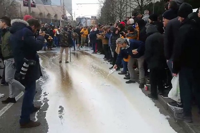 Mlekarstvo u krizi godinama, i subotički proizvođači prosipali uvozno mleko na protestu u Beogradu