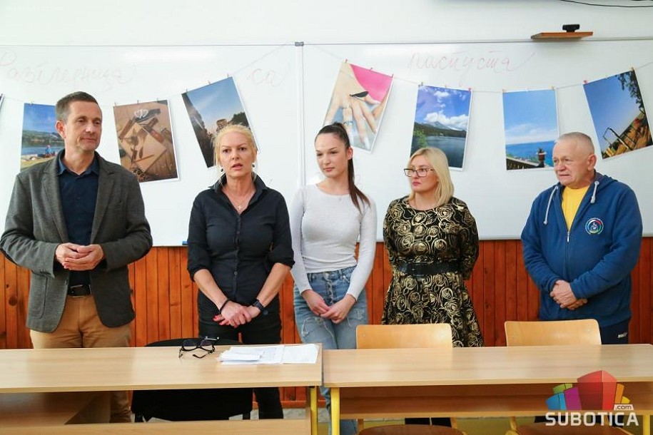 "Razglednica sa raspusta" - otvorena izložba fotografija subotičkih đaka