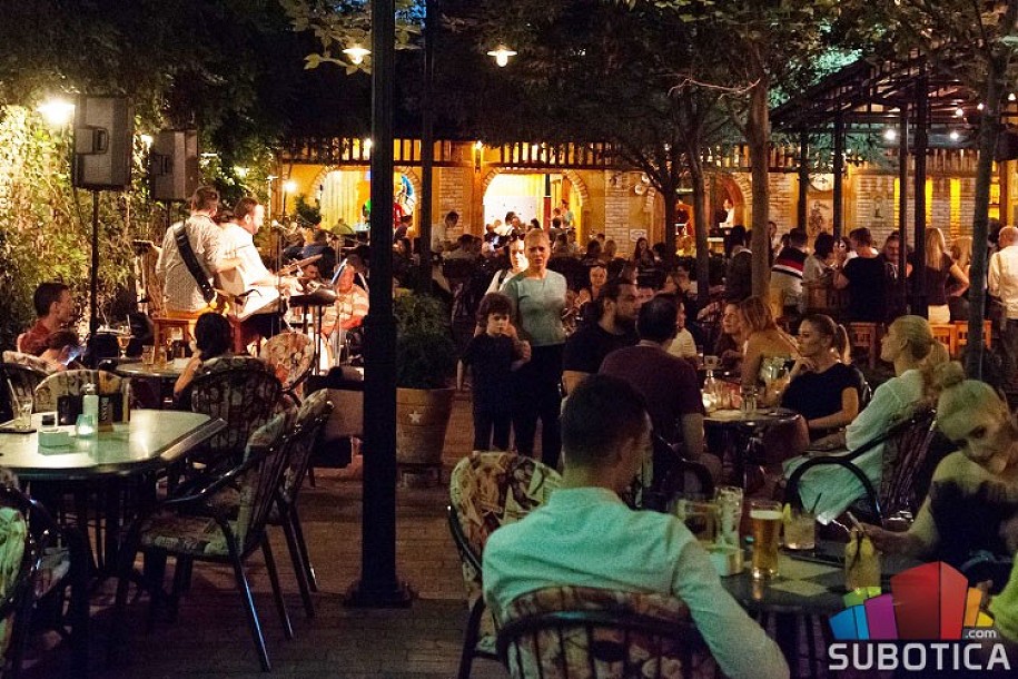 Produžava se rad kafića i restorana u zatvorenom do 23 časa