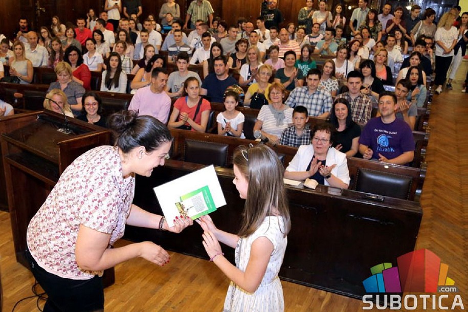 Svečano uručene pohvalnice uspešnim đacima