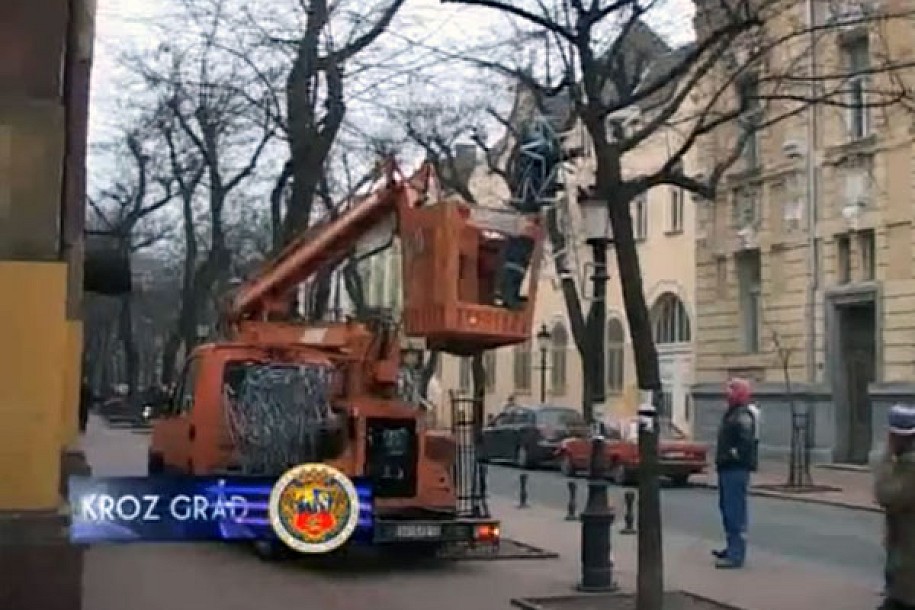 Počelo novogodišnje kićenje grada
