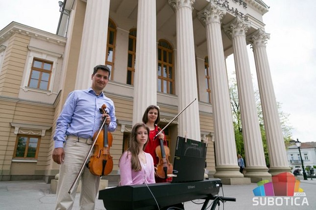 Otac i ćerke svojom muzikom obogatili centar Subotice