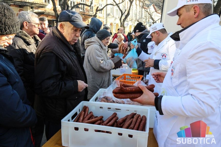 Narodnoj kuhinji donirano 50 kilograma turijske kobasice
