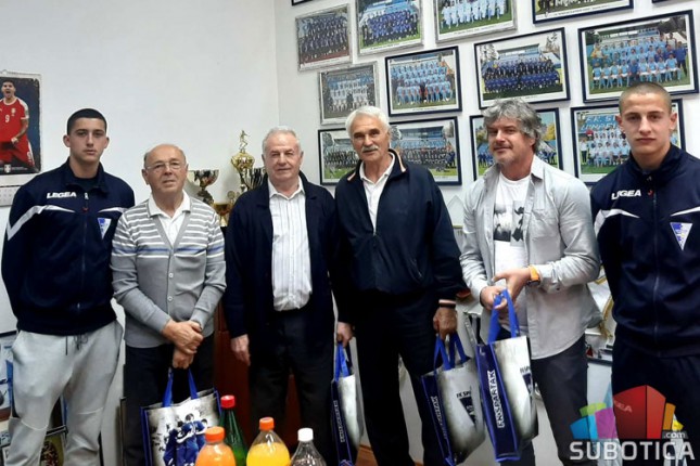 Fudbal: Spartak slavio u Inđiji, uručeni pokloni za veterane kluba
