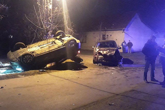 Teška saobraćajna nezgoda - automobil završio na krovu, teže povređena osoba