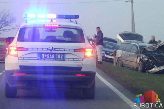 Teška saobraćajna nezgoda kod Đurđina - jedan vozač poginuo, drugi teško povređen