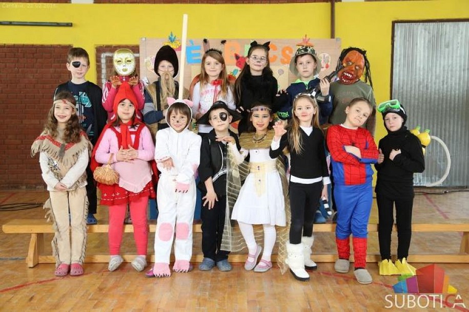 Deca iz Čantavira pod maskama terala zimu