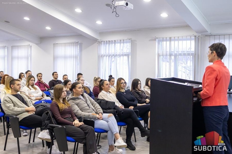 Službena upotreba jezika u fokusu stručnjaka i studenata Pravnog fakulteta