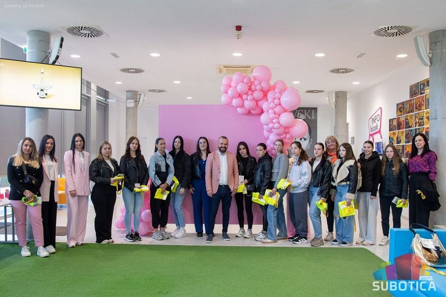 Učenice Tehničke škole "Ivan Sarić" posetile "Swarovski"  povodom Dana devojčica