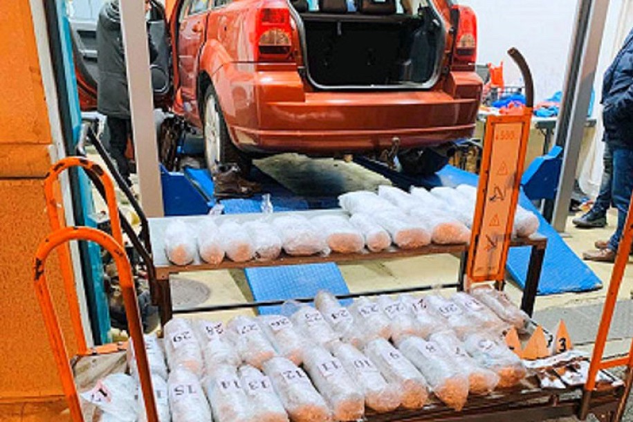 Otkrivena dva bunkera u podu automobila puna marihuane