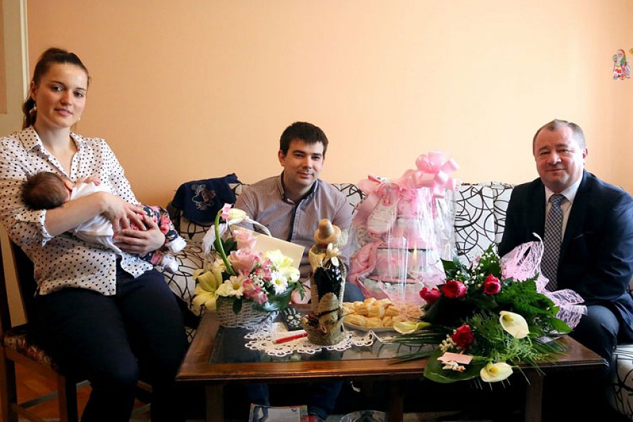 Pokloni za prvu bebu rođenu u 2017. godini