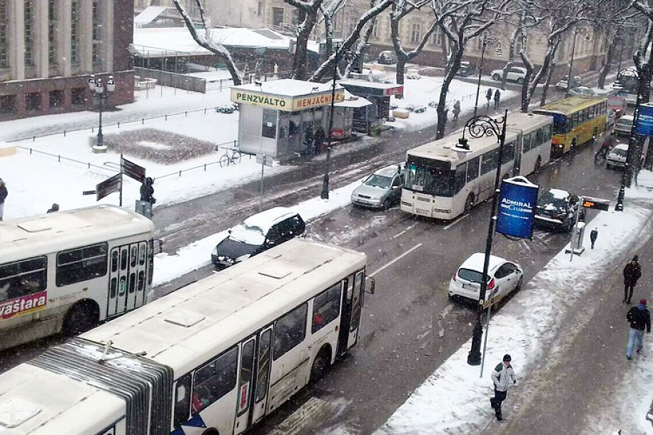 Autobus u kvaru i nepropisno parkirana vozila izazvali kolaps u Đure Đakovića