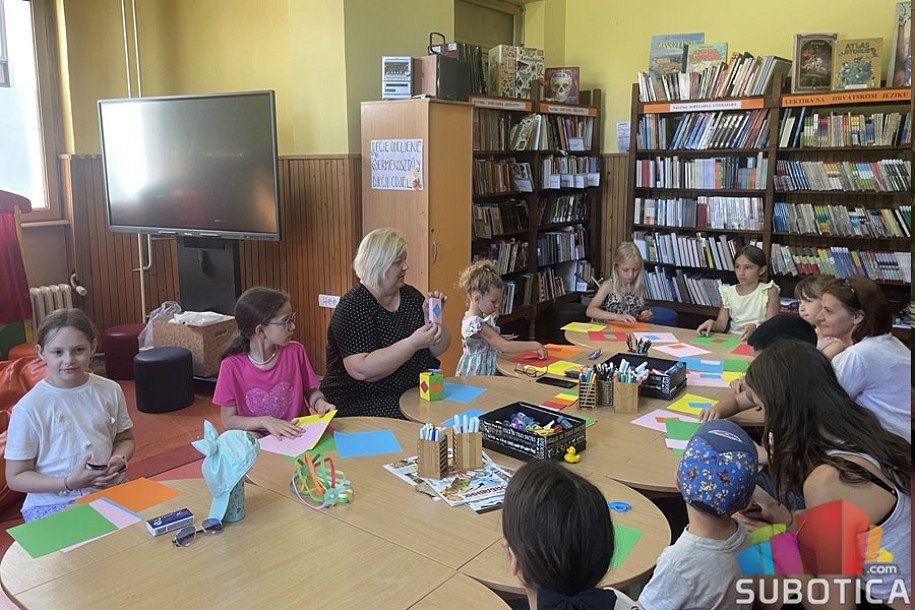 Letnja čarolija među knjigama: Više od 100 poseta mališana kreativnim radionicama
