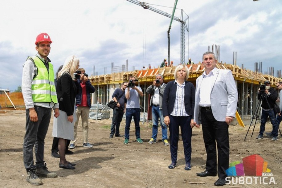 Izgradnja stanova za izbeglice u punom jeku