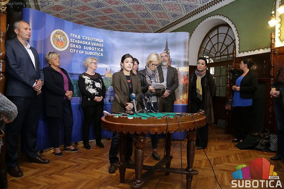 Deca migranti u školskim klupama   