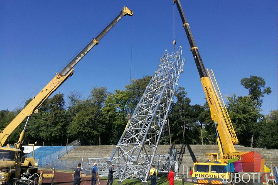 Podignuti stubovi za reflektore na Gradskom stadionu